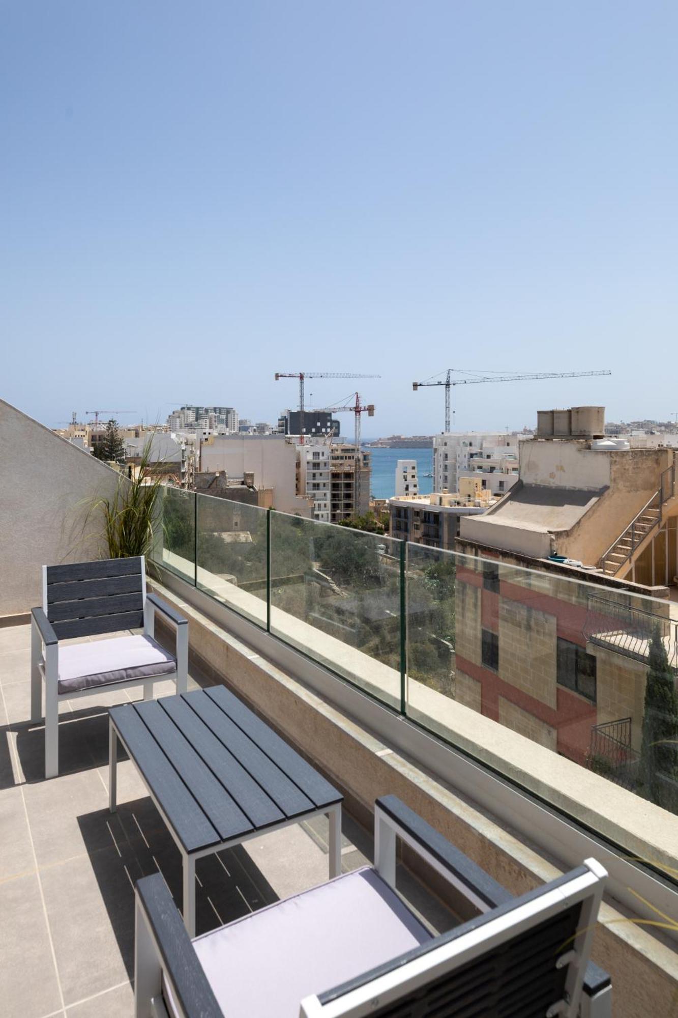 Modern 2Br Cosy Apartment With Large Terrace - Close To Manoel Island & Tigne Shopping Mall سليمة المظهر الخارجي الصورة